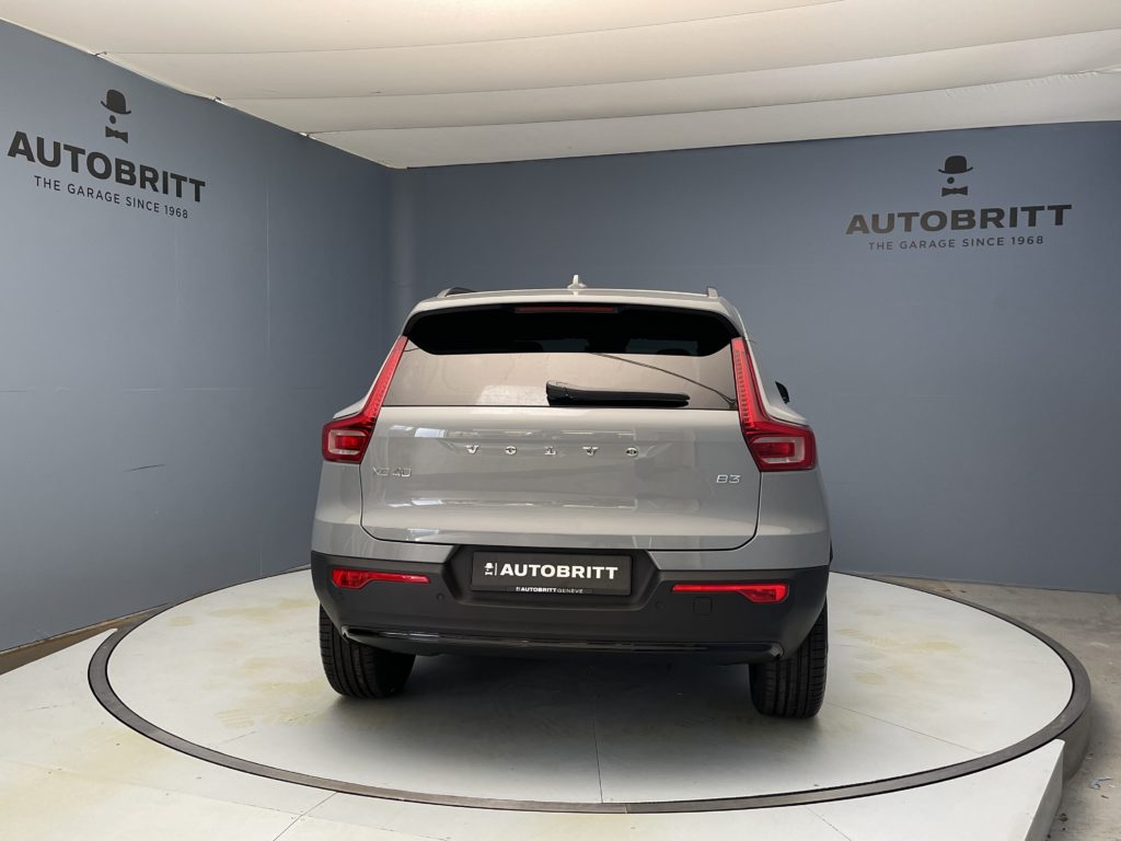Volvo XC40 2.0 B3 MH Plus Dark