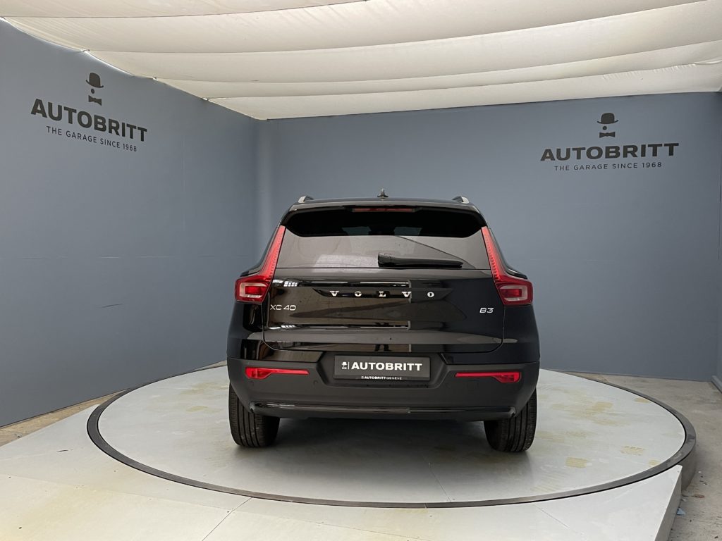 Volvo XC40 2.0 B3 MH Plus Dark