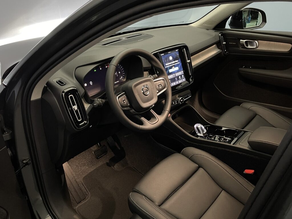 Volvo XC40 2.0 B3 MH Plus Dark
