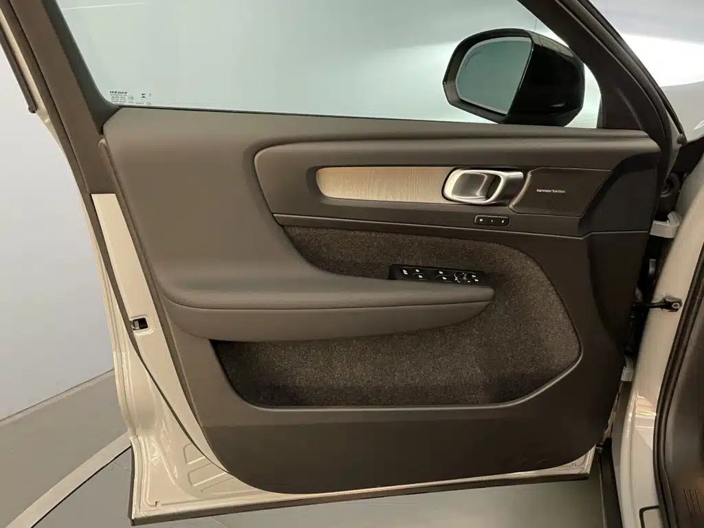 Volvo XC40 2.0 B4 MH Ultra Dark