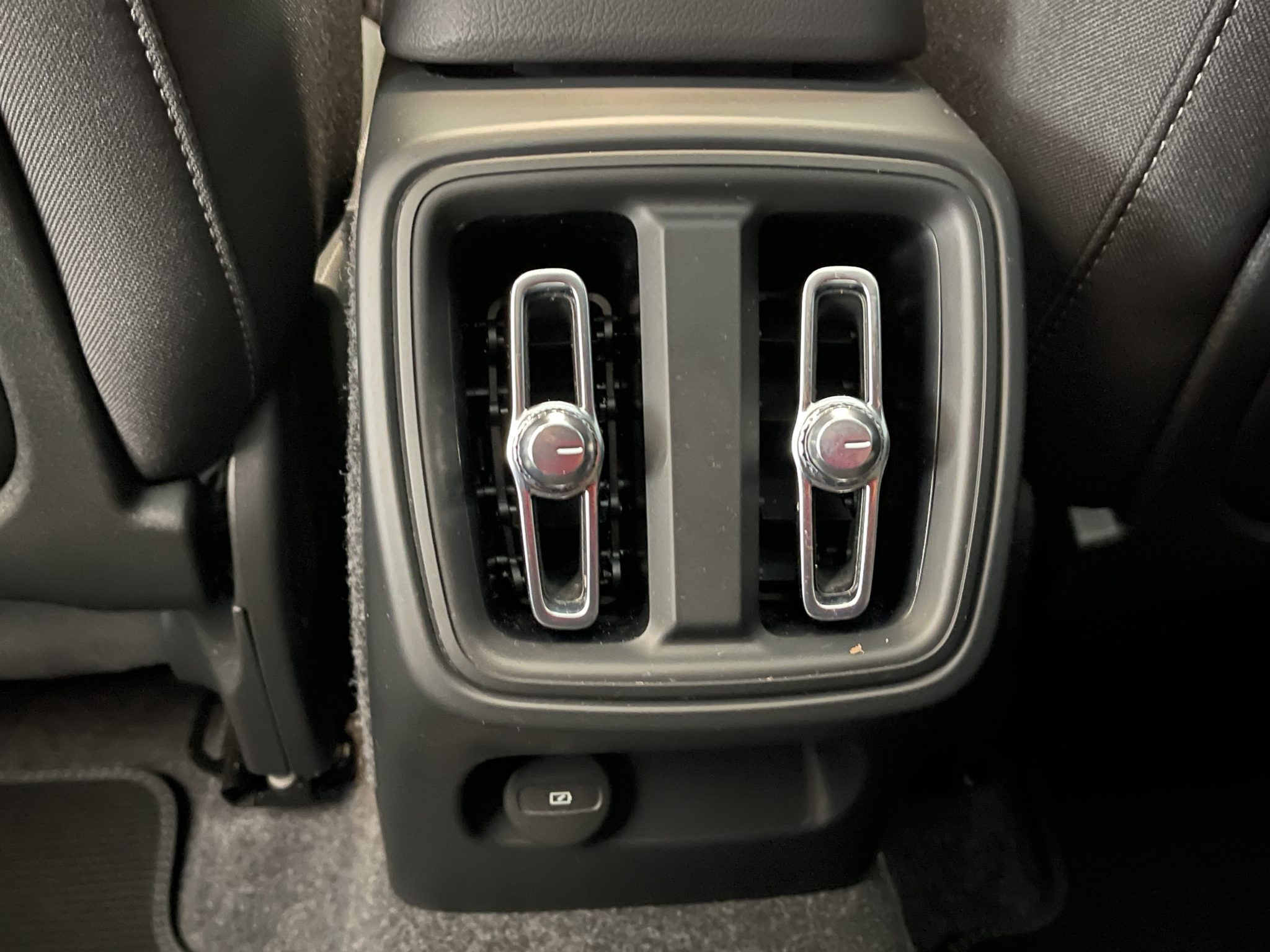 Volvo XC40 2.0 B3 MH Plus Dark