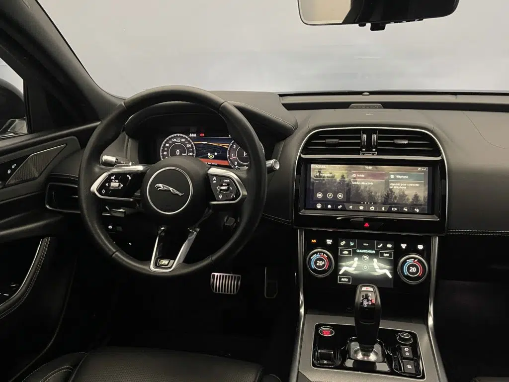 Jaguar XE 2.0 T 300 R-Dynamic SE AWD