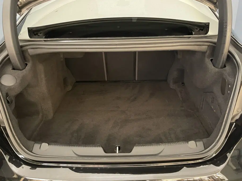 Jaguar XE 2.0 T 300 R-Dynamic SE AWD