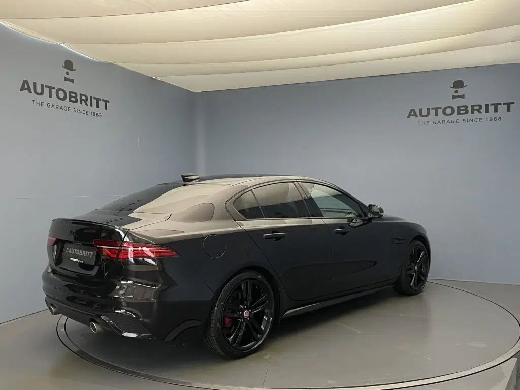 Jaguar XE 2.0 T 300 R-Dynamic SE AWD