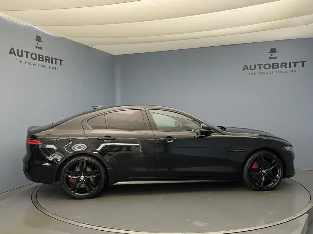 Jaguar XE 2.0 T 300 R-Dynamic SE AWD