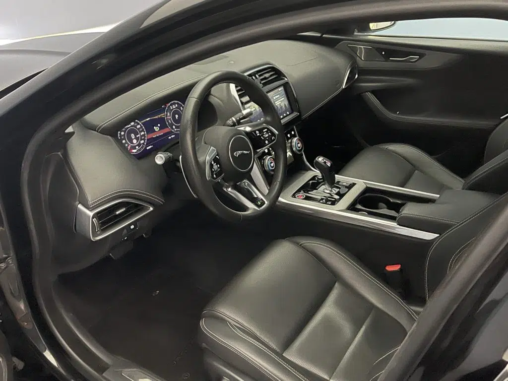 Jaguar XE 2.0 T 300 R-Dynamic SE AWD