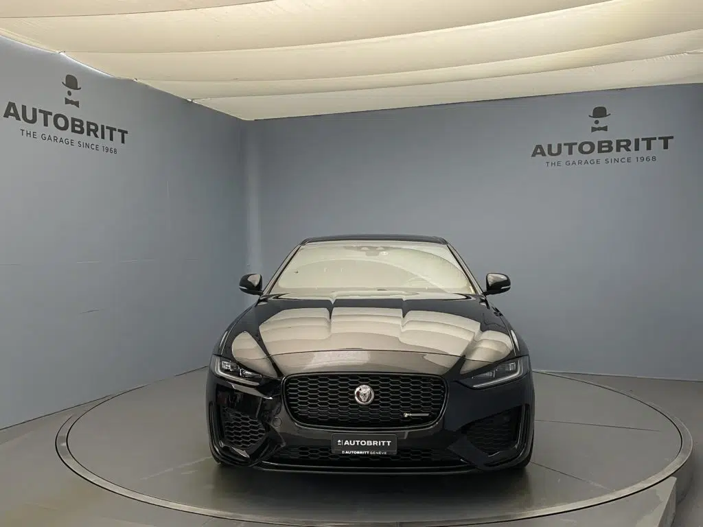Jaguar XE 2.0 T 300 R-Dynamic SE AWD