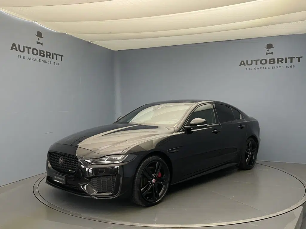 Jaguar XE 2.0 T 300 R-Dynamic SE AWD