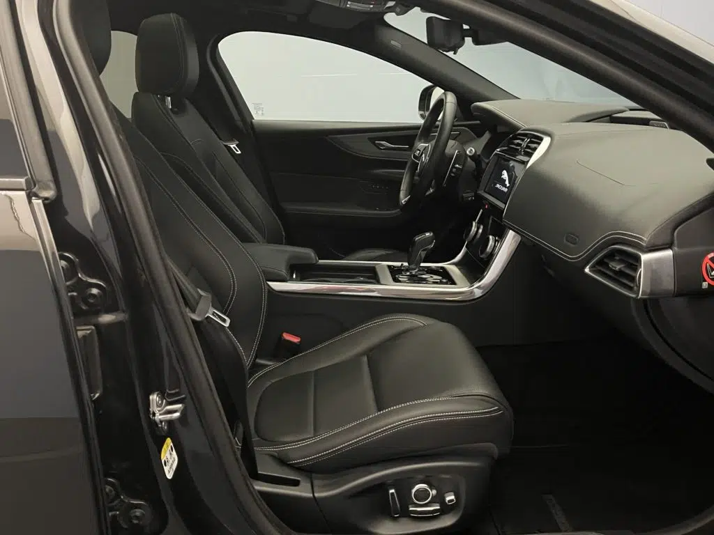 Jaguar XE 2.0 T 300 R-Dynamic SE AWD