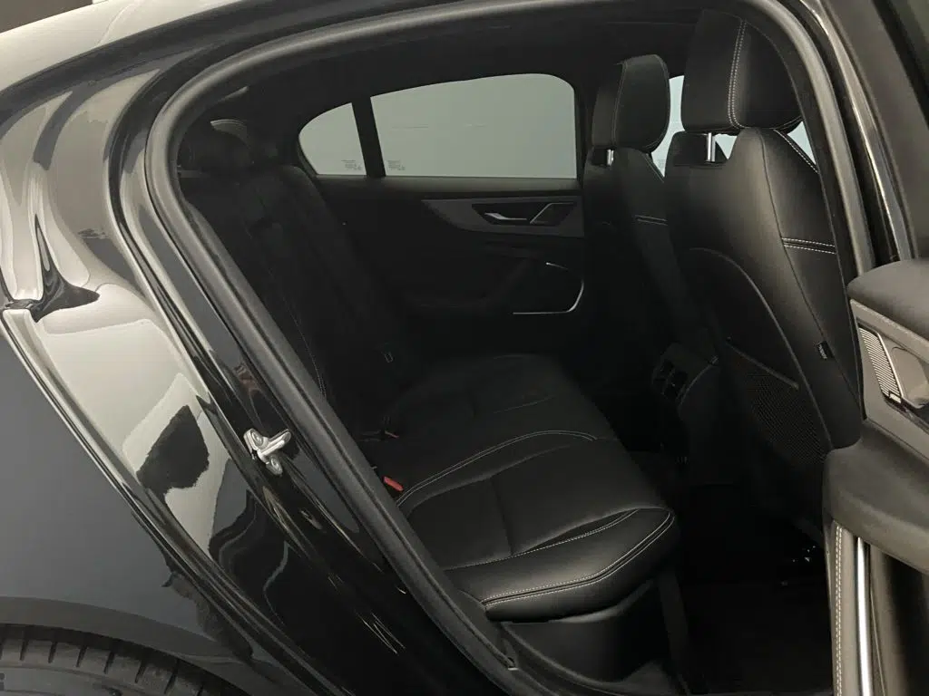 Jaguar XE 2.0 T 300 R-Dynamic SE AWD