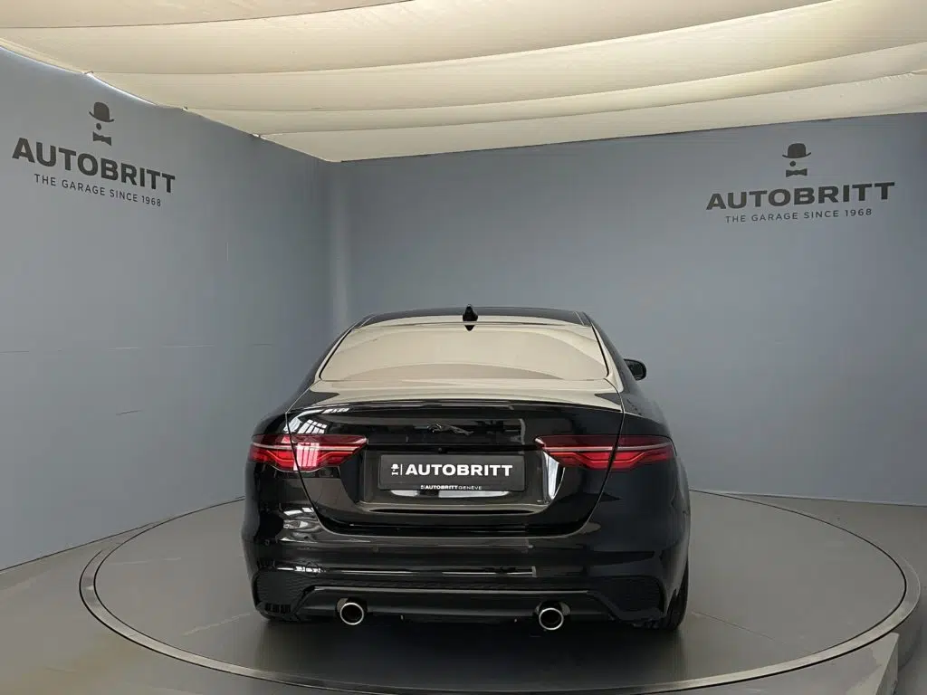 Jaguar XE 2.0 T 300 R-Dynamic SE AWD