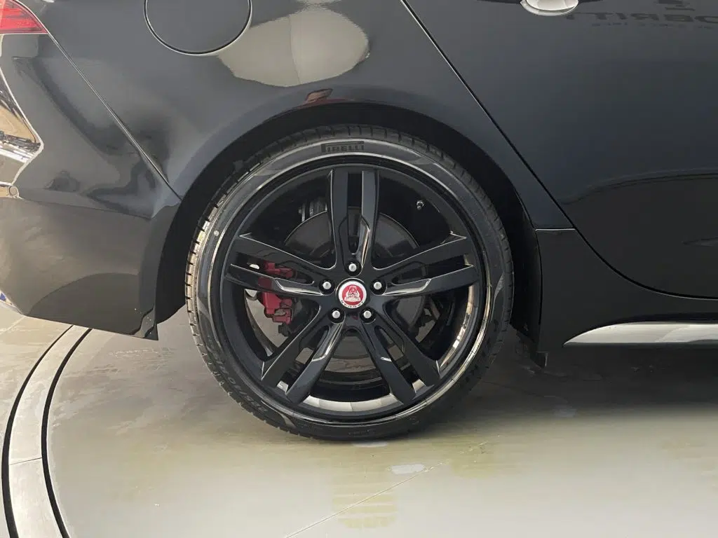 Jaguar XE 2.0 T 300 R-Dynamic SE AWD