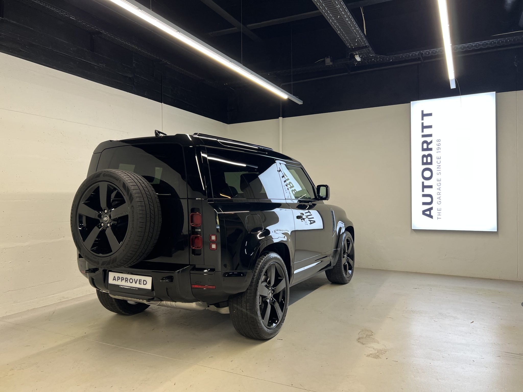 Land Rover Defender 90 3.0 D I6 300 X-Dynamic HSE