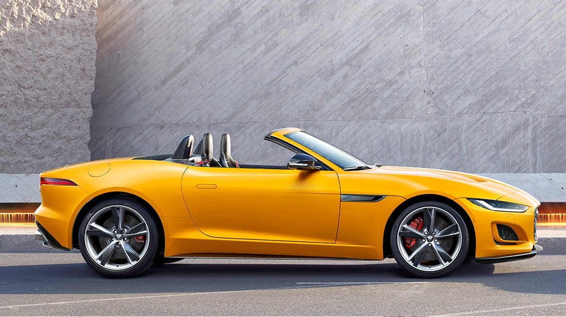 NEW JAGUAR F-TYPE. COUPÉ OU CONVERTIBLE ?  C’EST UNE SPORTIVE.